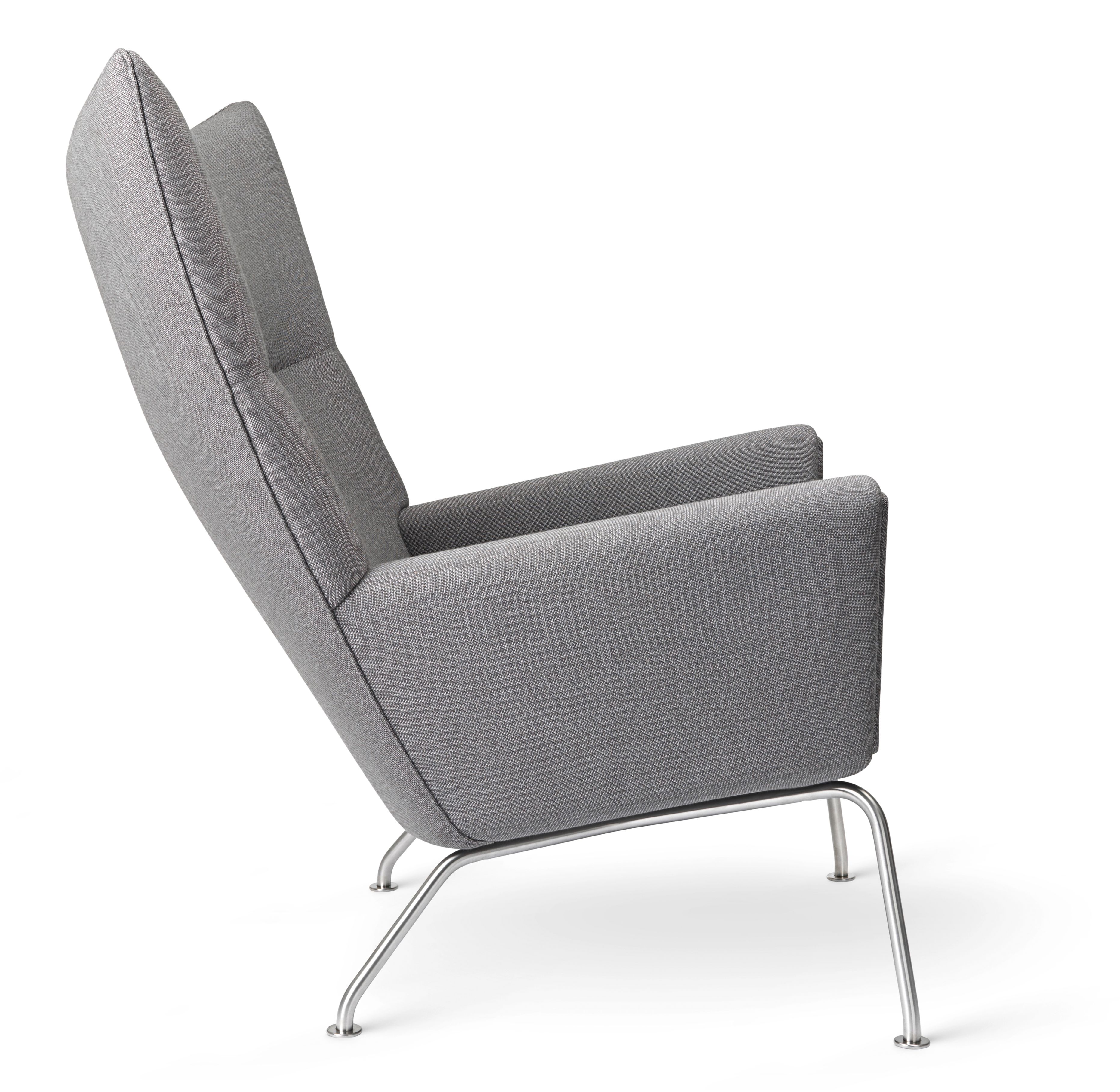 Grauer CH445 Wing Chair von Carl Hansen & Søn mit Stahlbeinen, seitliche Ansicht.