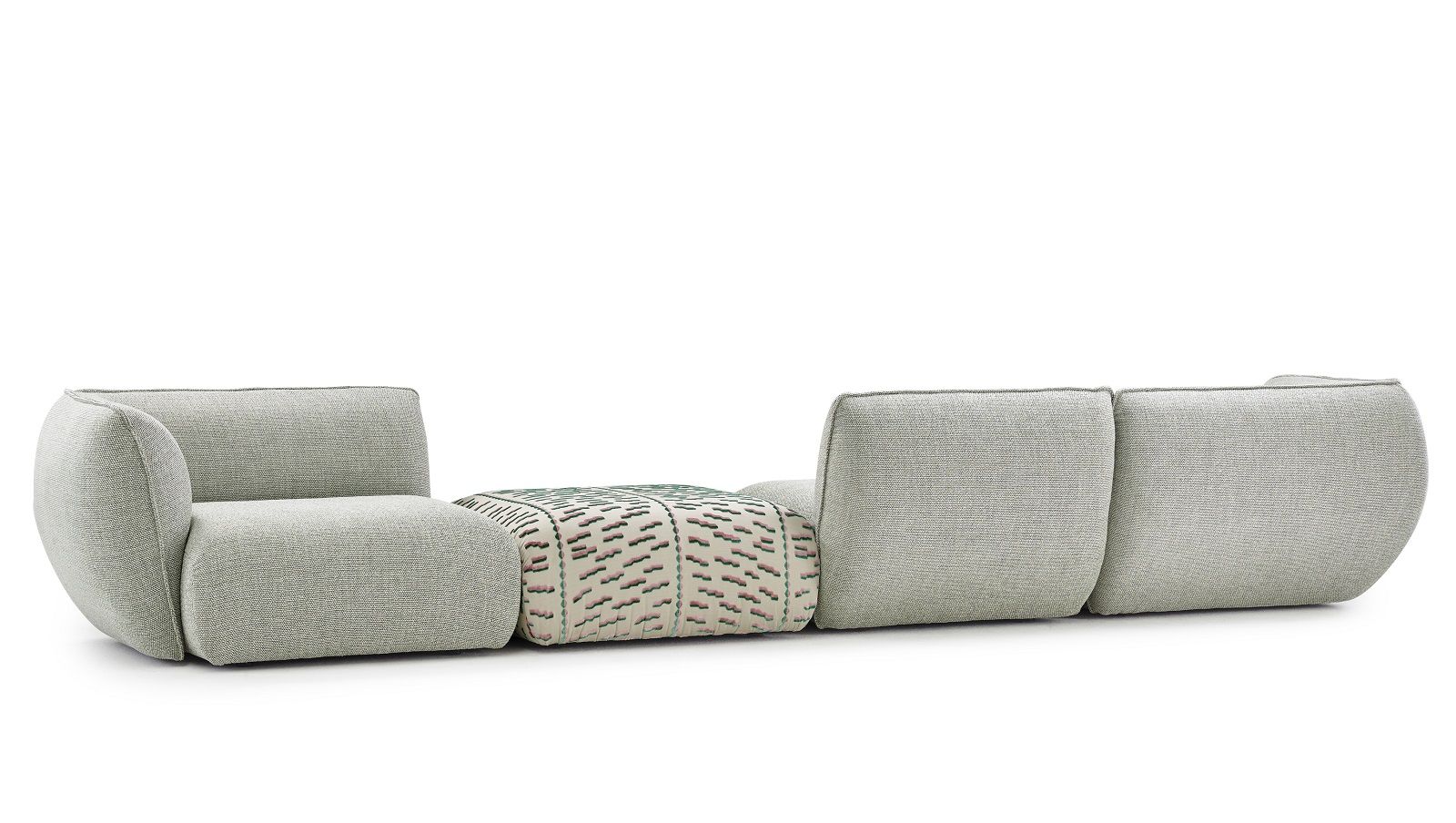Mia Sofa: Modulares Sofa in hellgrauem Stoff mit gemustertem Hocker, Freifrau Manufaktur Design.