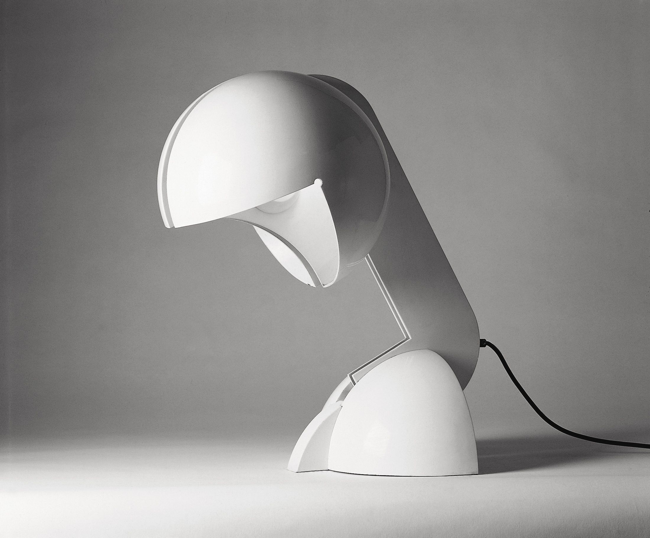 Weiße Ruspa Tischleuchte von Martinelli Luce, modernes Design für Schreibtisch und Nachttisch.