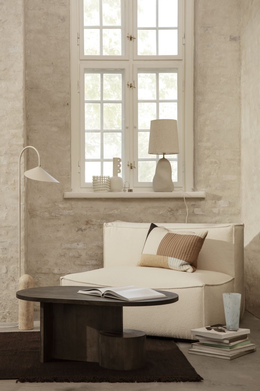 Nahaufnahme des Ferm Living Insert Couchtisches aus Esche, schwarz gebeizt, im Wohnzimmer.