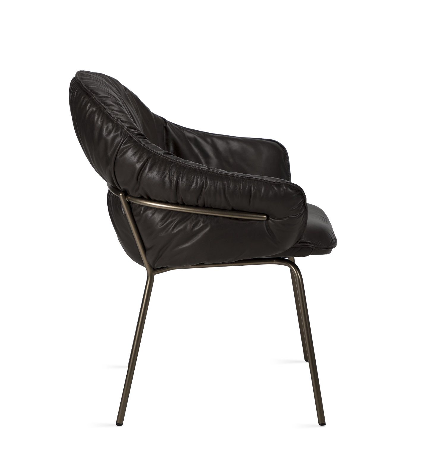 Marie Armchair Sessel von Freifrau Manufaktur in schwarzem Leder, seitliche Ansicht, moderner Design Sessel.