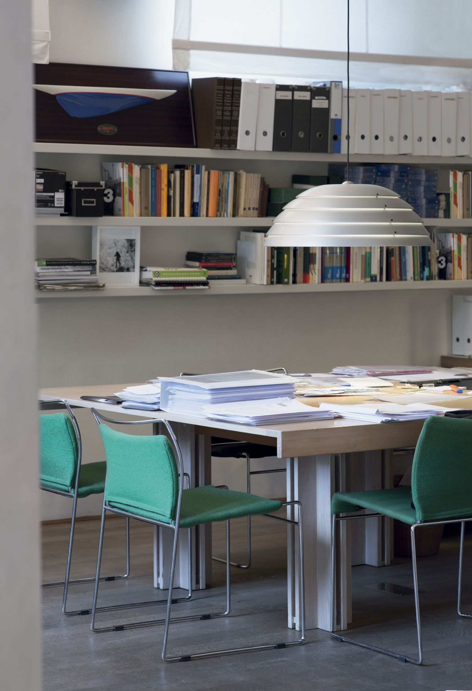 Helle Cupolone Pendelleuchte von Martinelli Luce über einem Schreibtisch in einem Büro.