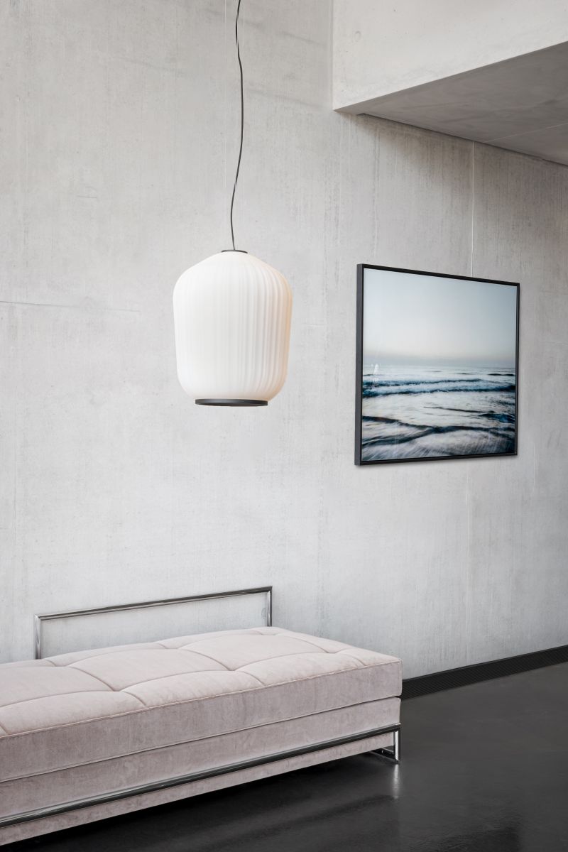 Weiße Plissée Pendelleuchte von ClassiCon, moderne Hängelampe für Wohnzimmer und Esszimmer.