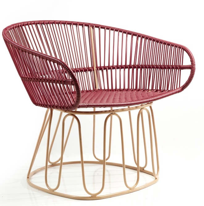 Nahaufnahme des Circo Lounge Chair von ames, ein roter Outdoor Sessel mit Metallgestell.