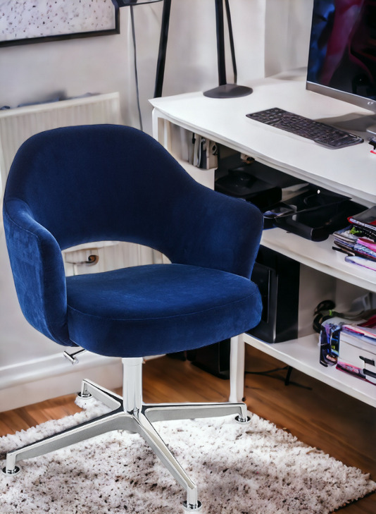 Blauer Saarinen Relax Konferenzstuhl mit Armlehnen und Drehfuß. Bürostuhl für Konferenzräume oder das Homeoffice.