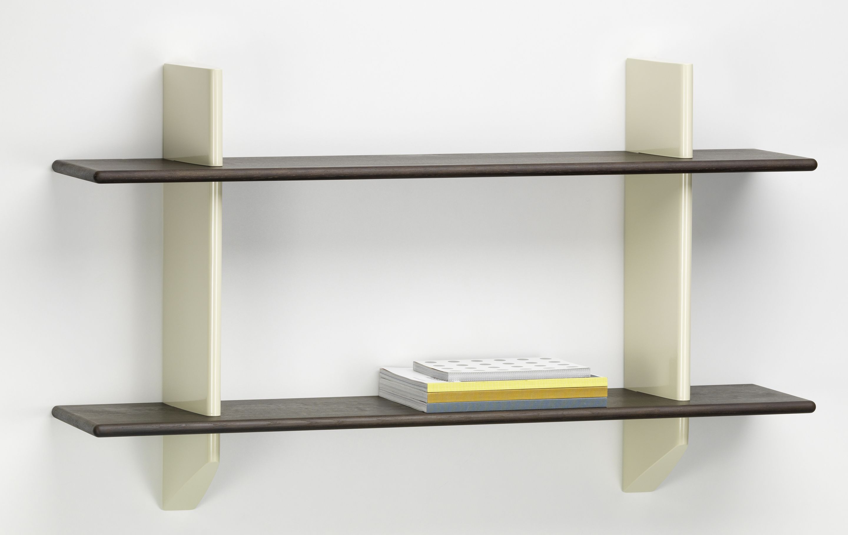 Vitra Rayonnage Mural Wandregal mit zwei dunklen Holzablagen und hellen Stützen an weißer Wand.