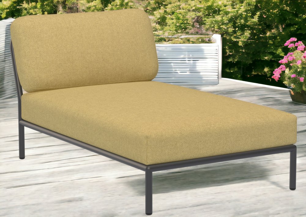 Houe Level Chaiselongue Outdoor Sessel mit gelbem Polster und dunklem Metallgestell für Garten und Terrasse.