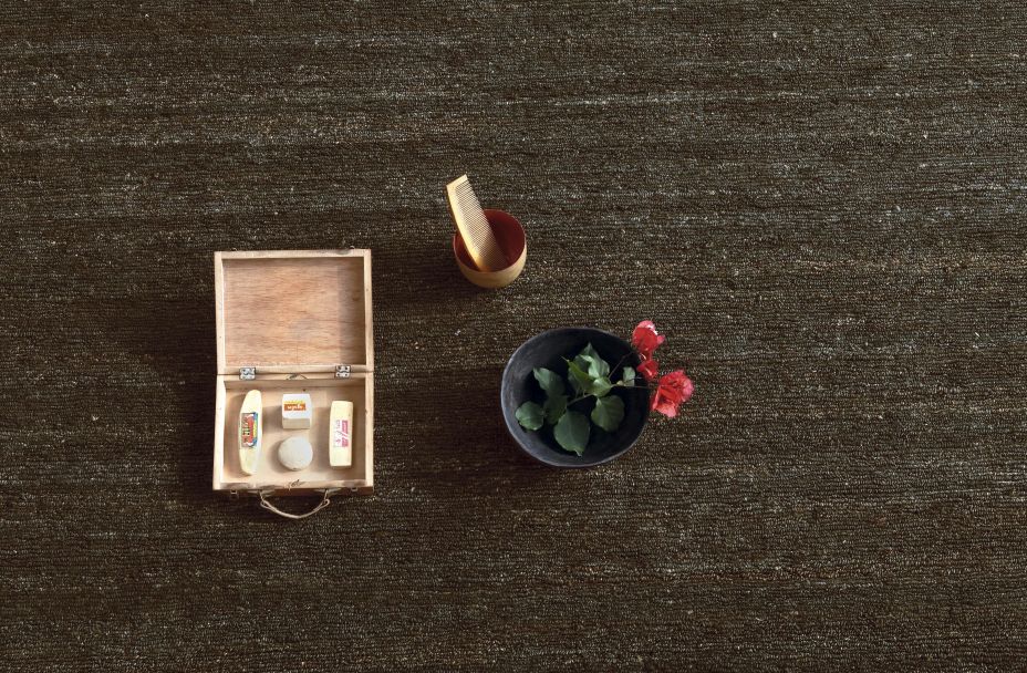 Nanimarquina Earth Rug Teppich Khaki 250x350cm, Detailaufnahme mit Accessoires. Hochwertiger Teppich für Wohnzimmer und Schlafzimmer.