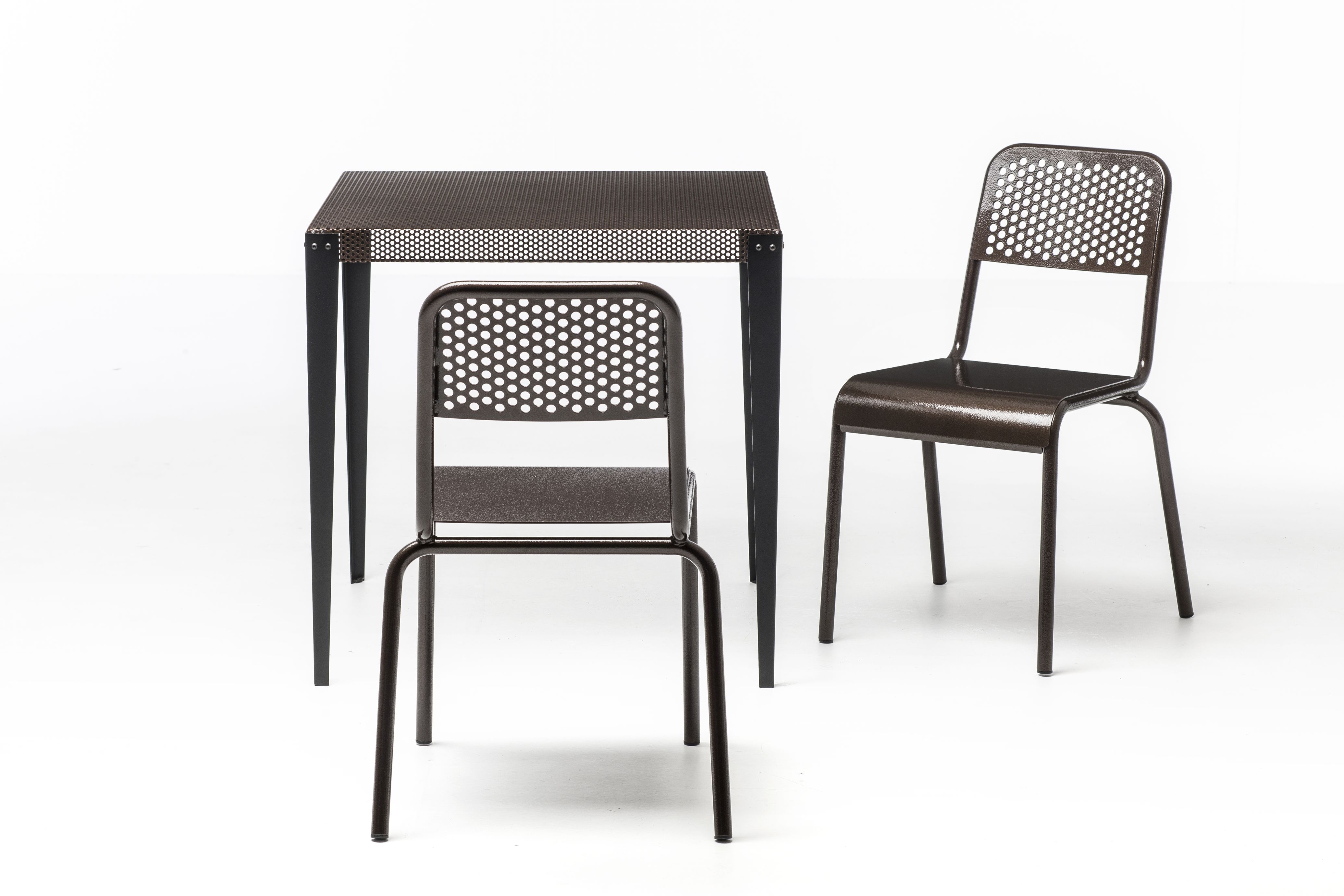 Nizza Stuhl von Moroso Diesel und Tisch auf weißem Hintergrund, modernes Möbeldesign.