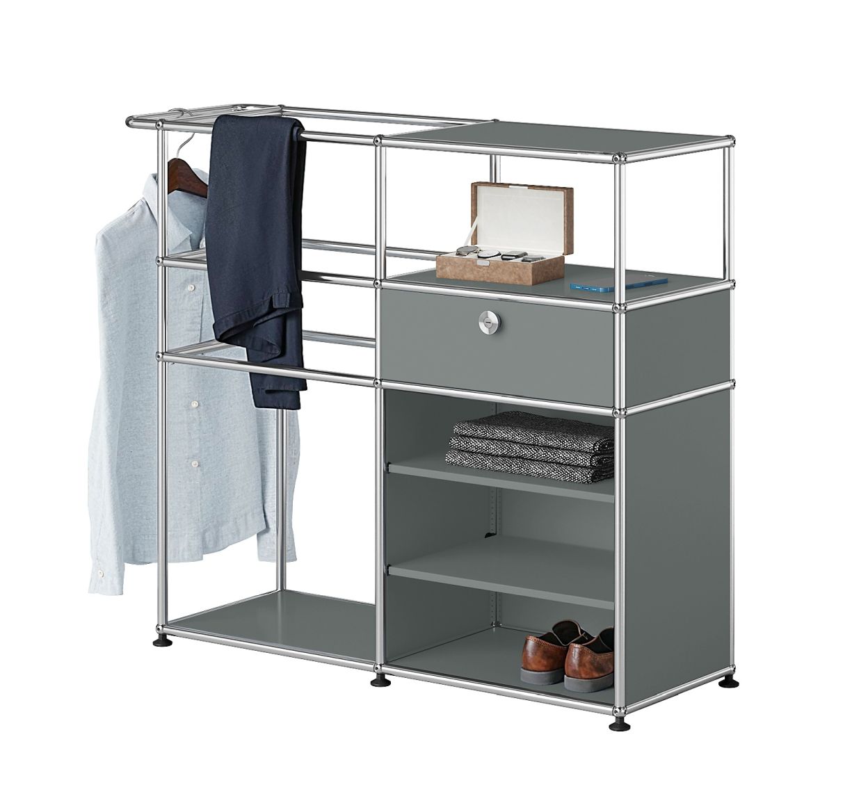 Graue USM Haller Garderobe mit Kleidung, Schublade, Ablagen und Accessoires für das Schlafzimmer.