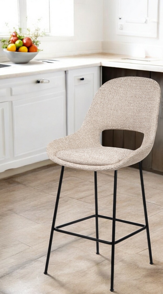 Theia Counter Armchair Low Barhocker von Freifrau Manufaktur mit beigem Stoffbezug und schwarzem Metallgestell.