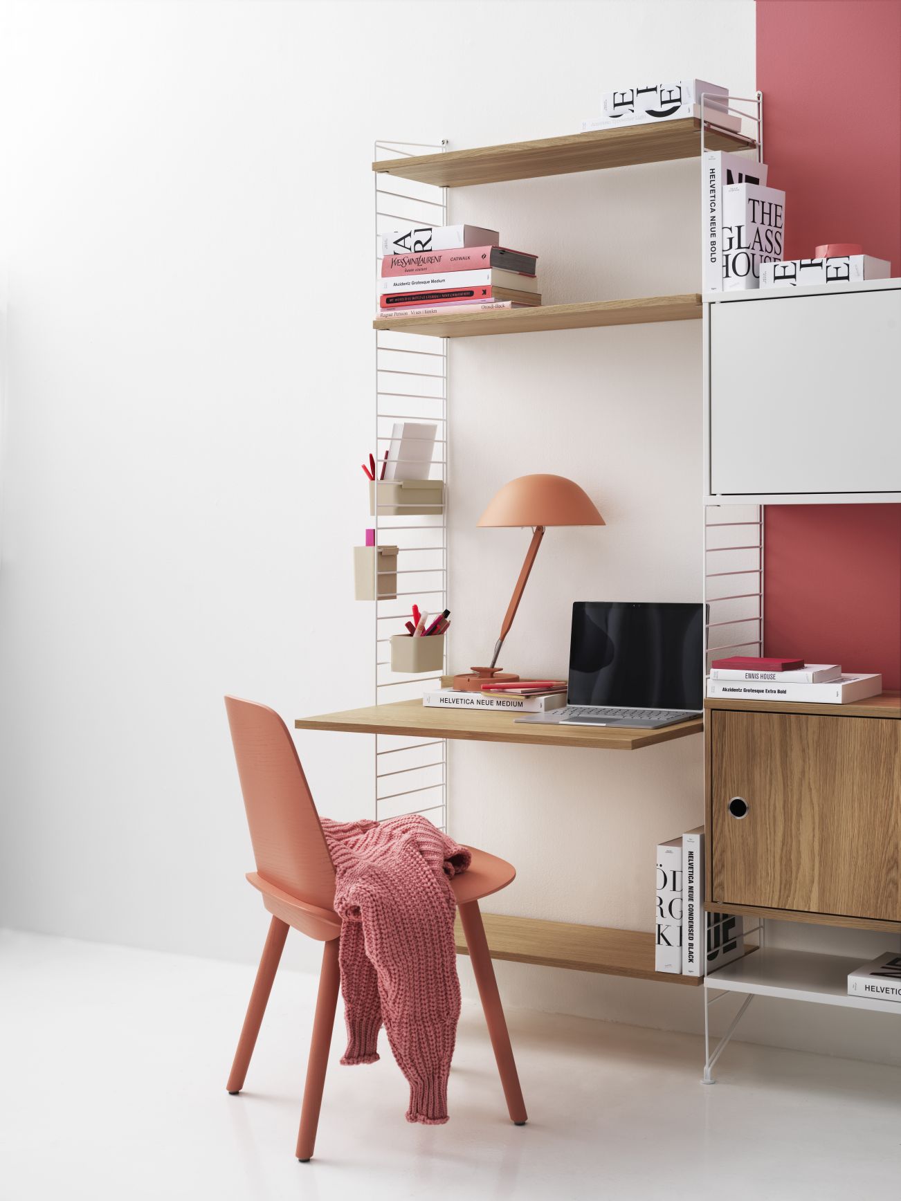 String Regalsystem als Arbeitsplatz: Wandregal mit Schreibtisch, Lampe, Laptop und Stuhl. String Furniture.