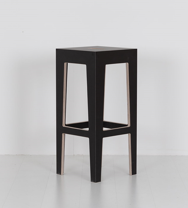 Schwarzer HUGO Barhocker mit quadratischer Sitzfläche und minimalistischem Design für Küche oder Bar.