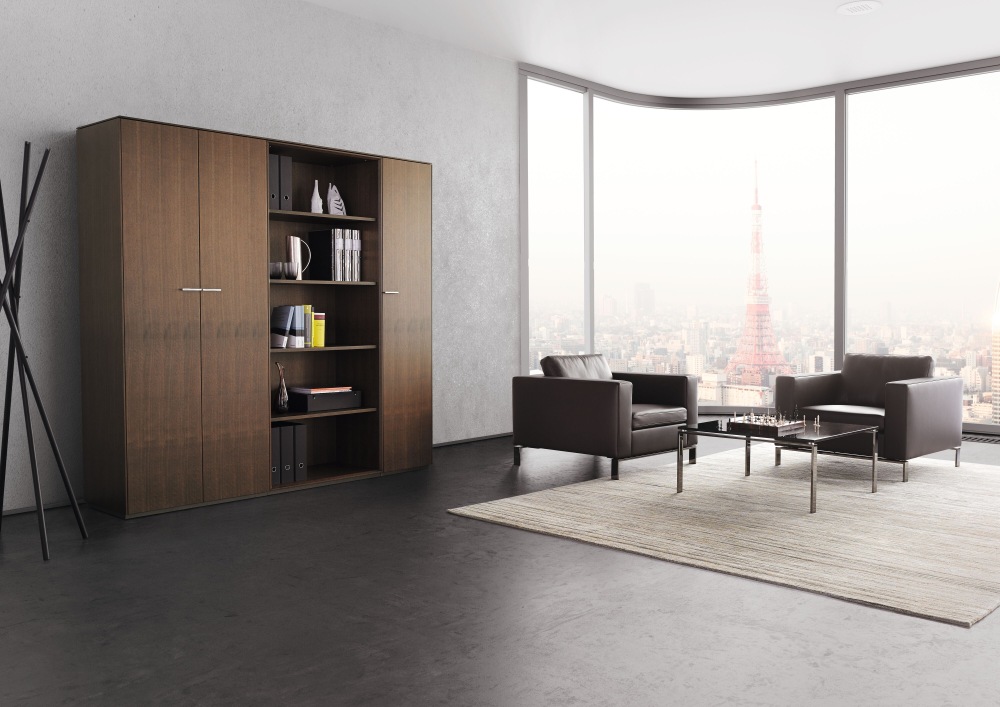 Moderner Büroraum mit Walter Knoll FOSTER 500 Tisch, Ledersesseln und großem Schrank.