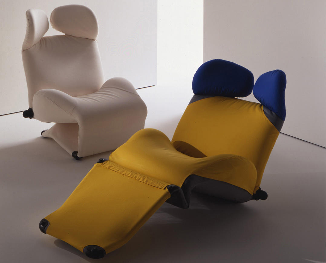 Zwei Cassina Wink Sessel: Einer in Leinenweiß, der andere in Gelb mit blauen Kopfstützen.