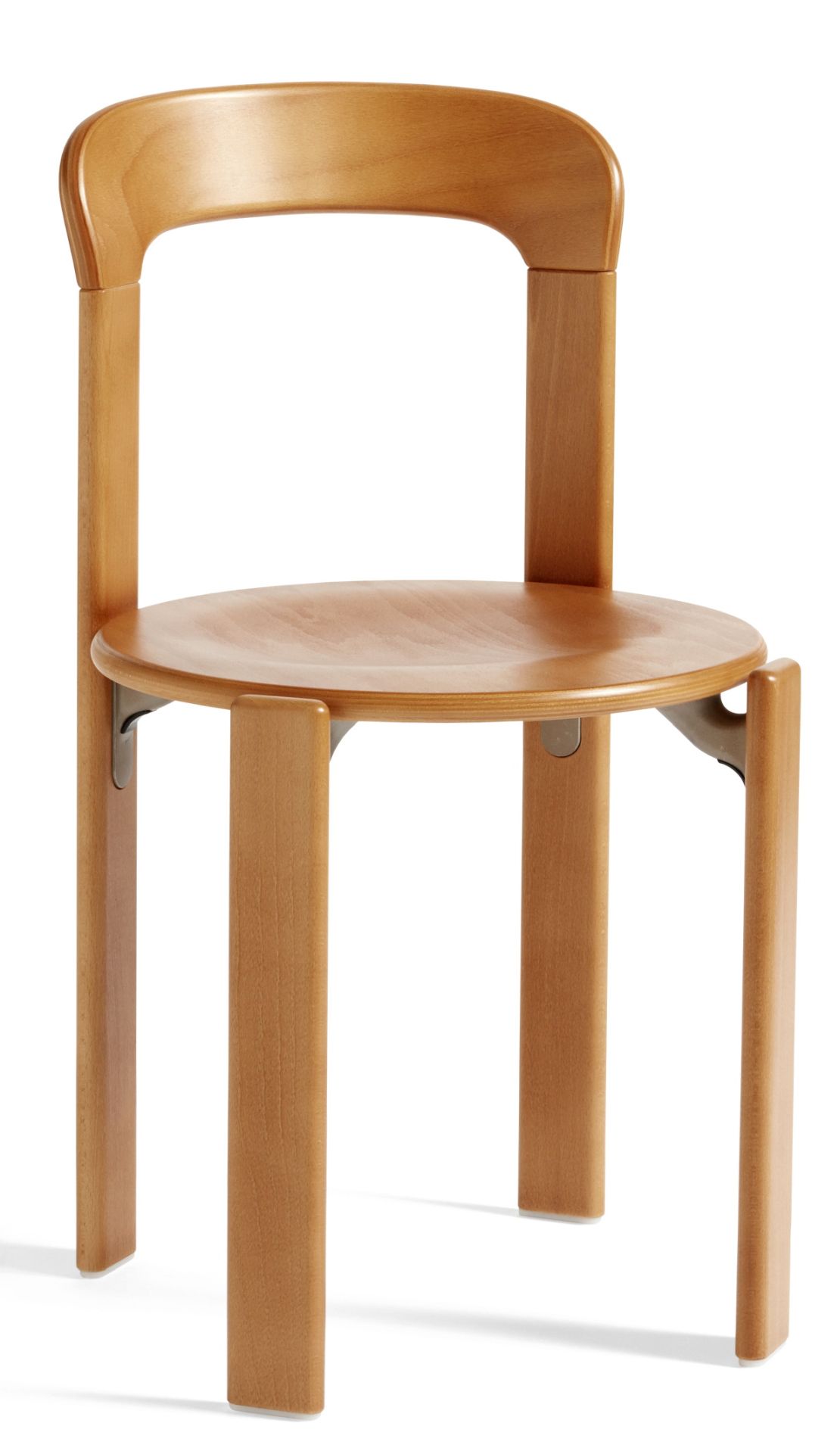 Nahaufnahme des Rey Stuhl von Hay in Gold, ein Holzstuhl mit runder Sitzfläche.