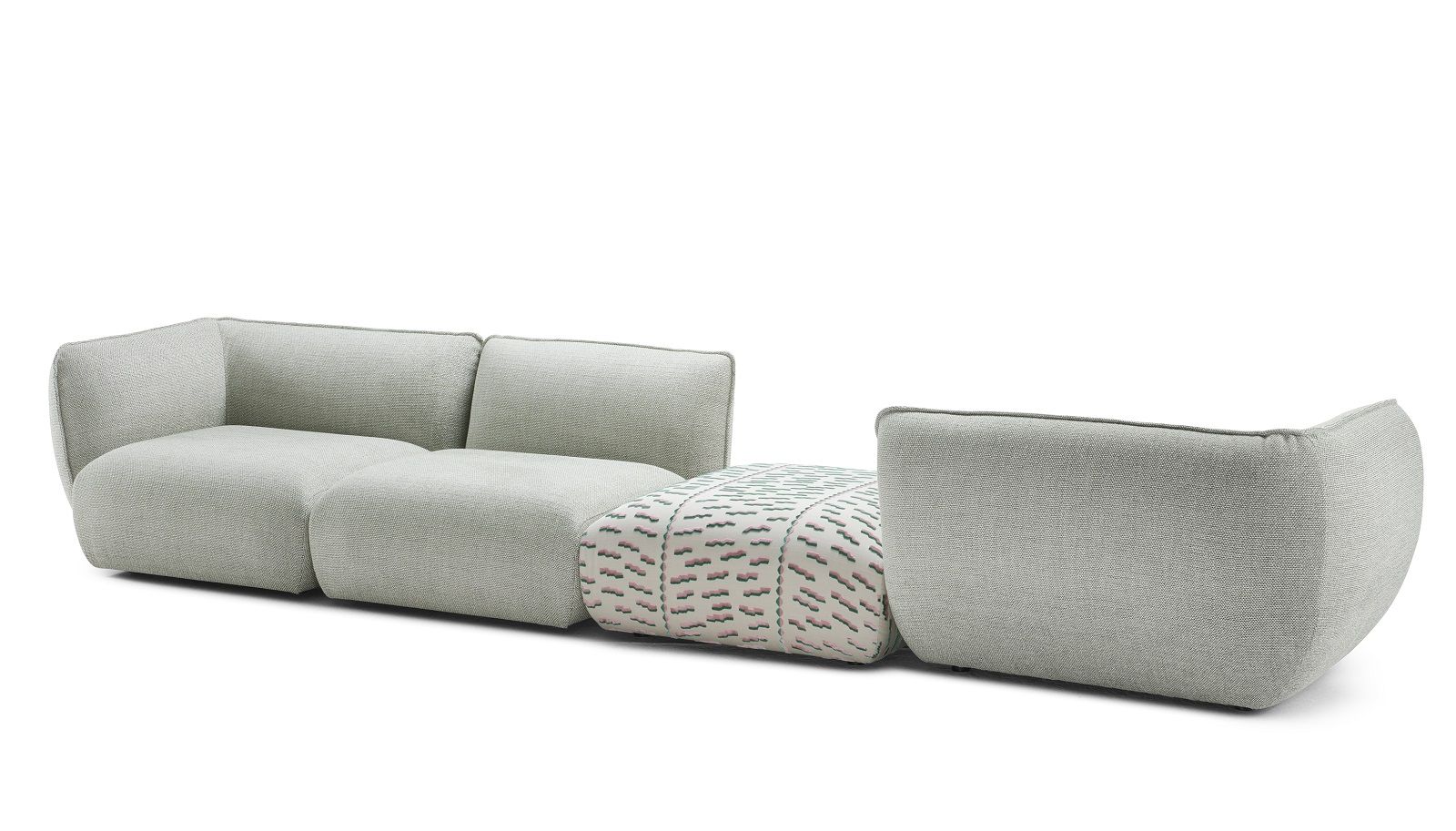 Mia Modulares Sofa von Freifrau Manufaktur, hellgrauer Stoff, mit gemustertem Hocker. Modernes Wohnzimmer Design.