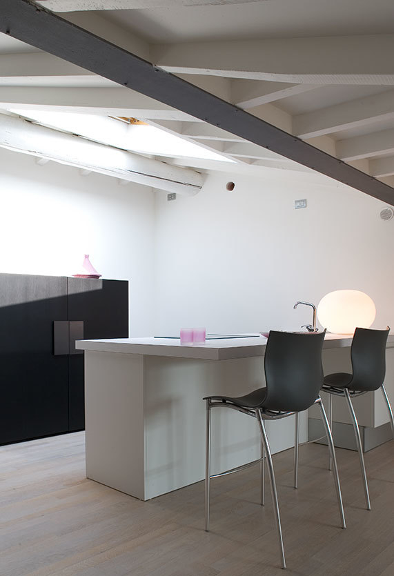 Glo Ball Tischleuchte von Flos auf Küchentheke, modernes Design, stimmungsvolle Beleuchtung.