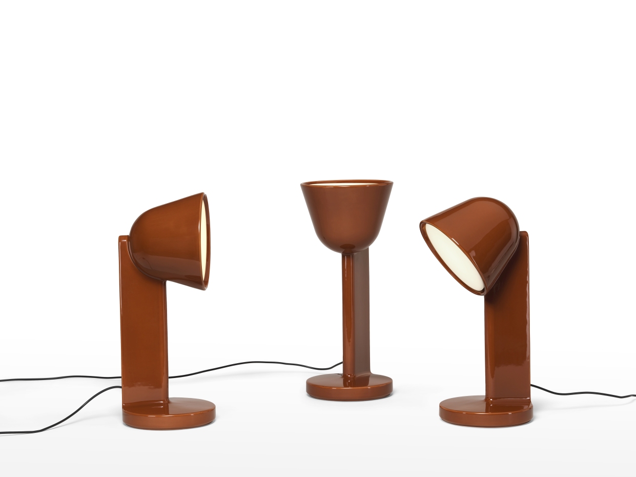 Drei braune Céramique Tischleuchten von Flos auf weißem Hintergrund, modernes Design für Wohnzimmer.