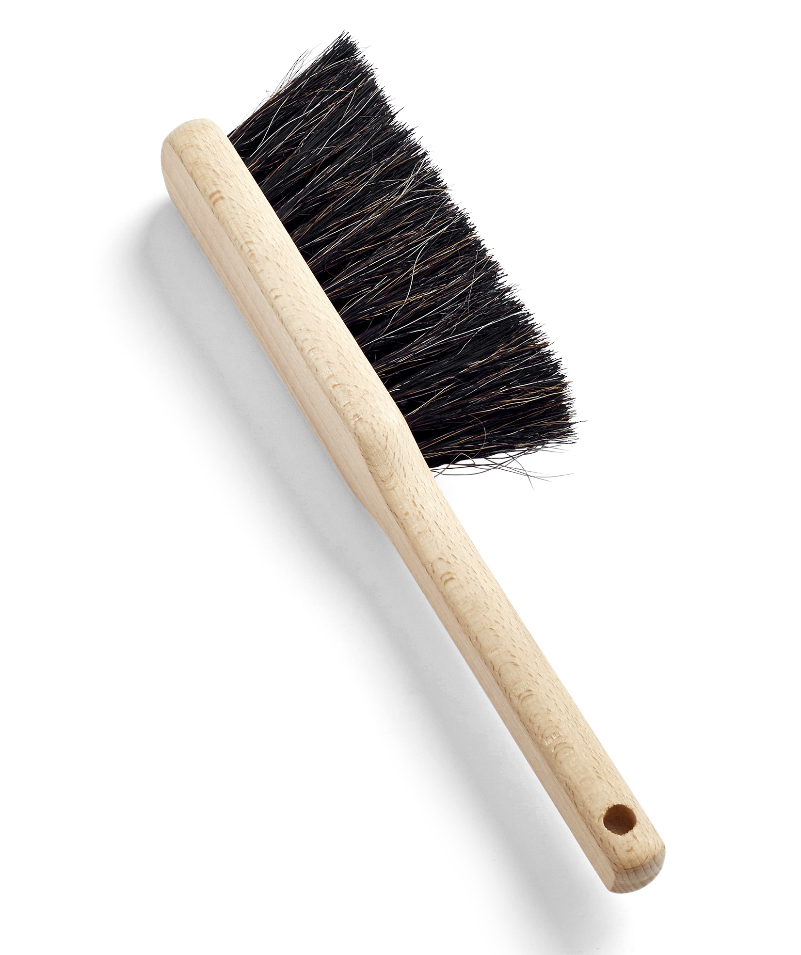 Nahaufnahme des HAY Dust Kehrbesens mit hellem Holzgriff und dunklen Borsten für Staub und Krümel.