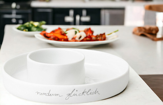 Weiße Servierschale "Rundum Glücklich" mit integriertem Dip-Behälter, ideal für Dips und Snacks.