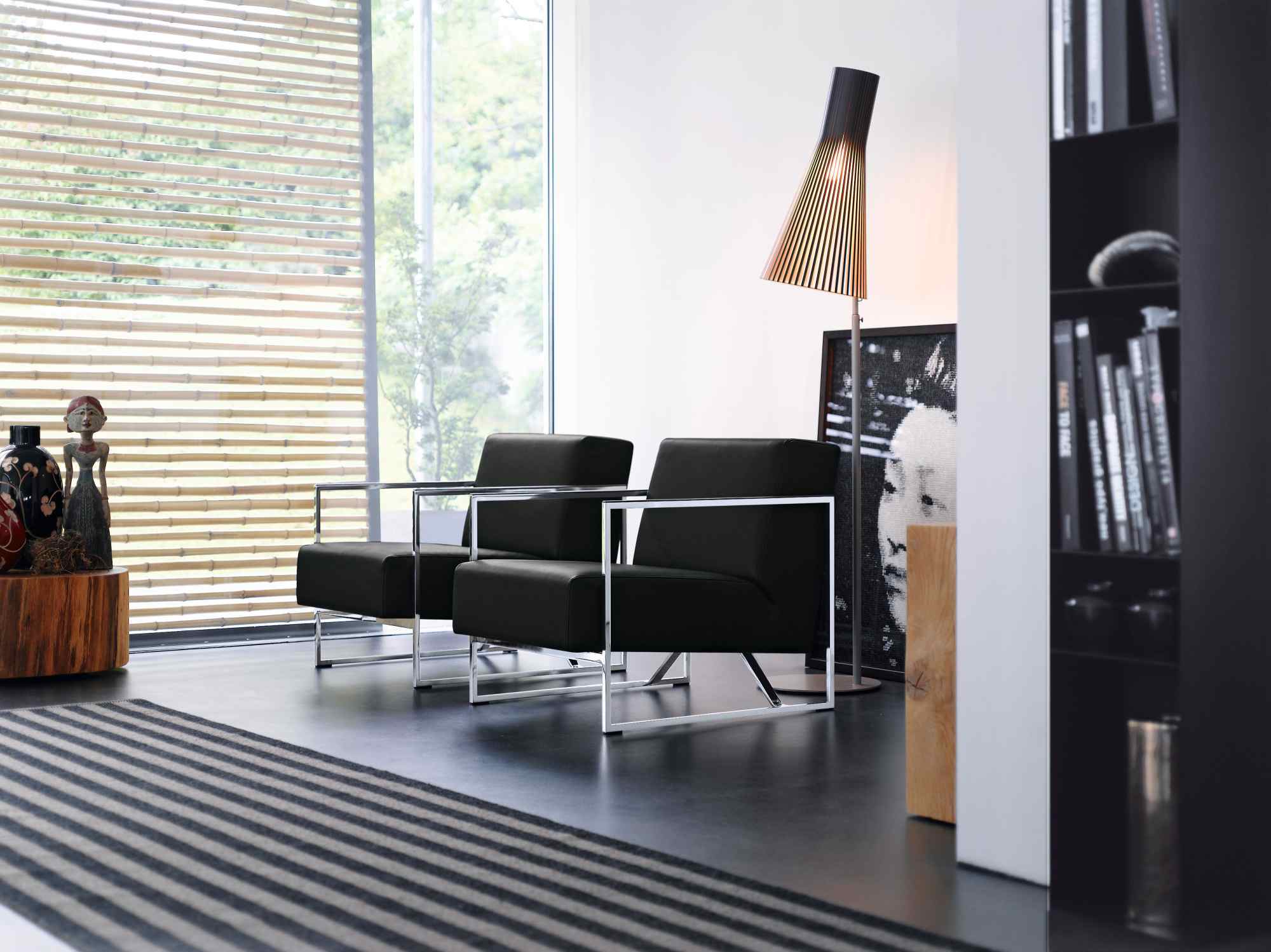 Zwei schwarze 610 Sen Sessel von Walter Knoll mit Chromgestell in modernem Wohnraum.