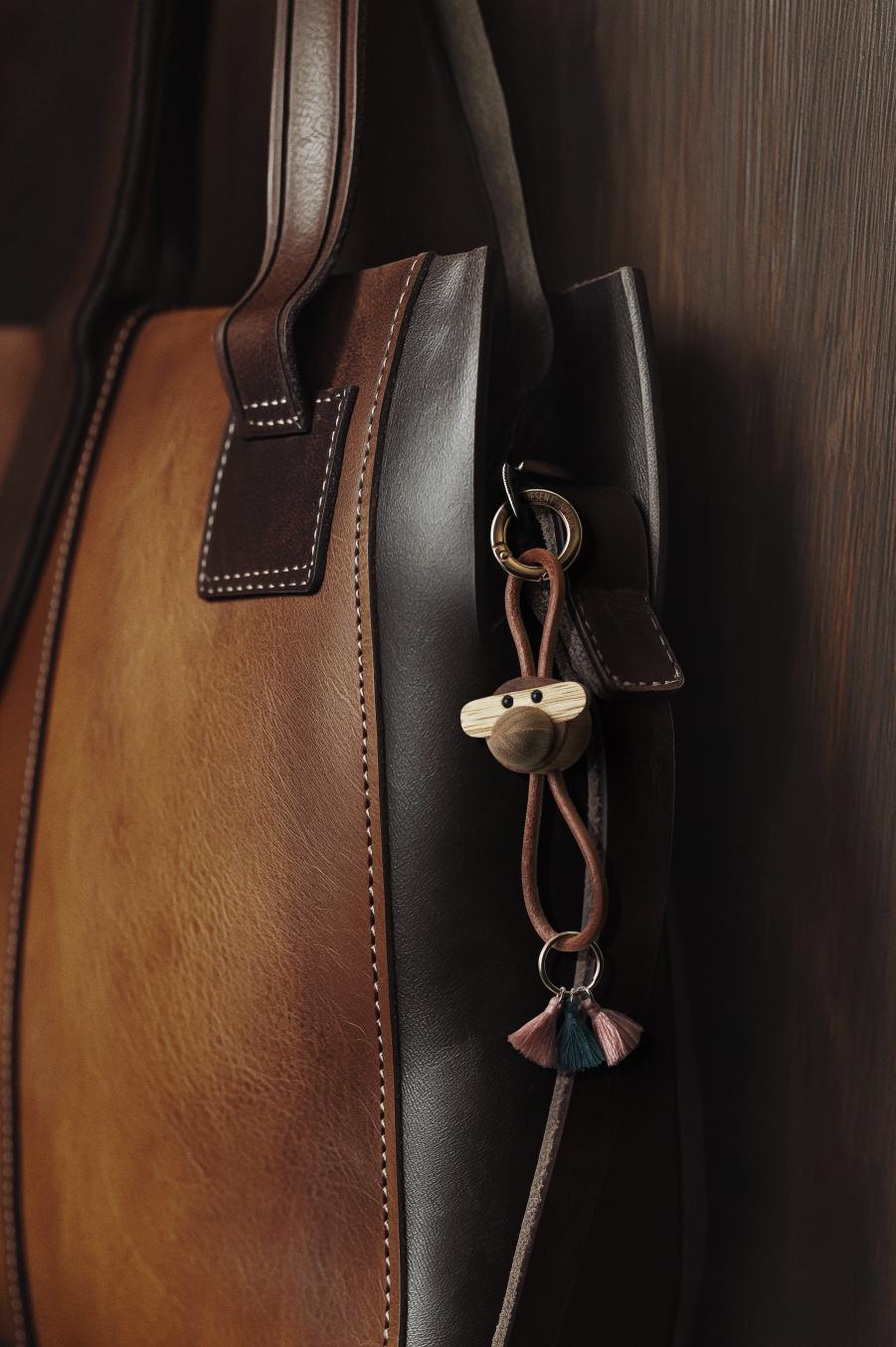 Affe Schlüsselanhänger goldfarbenes Metall mit Naturleder Kay Bojesen