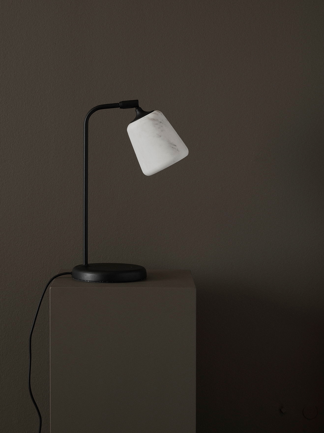New Works Material Table Lamp "The Black Sheep Edition" mit Marmor-Lampenschirm.