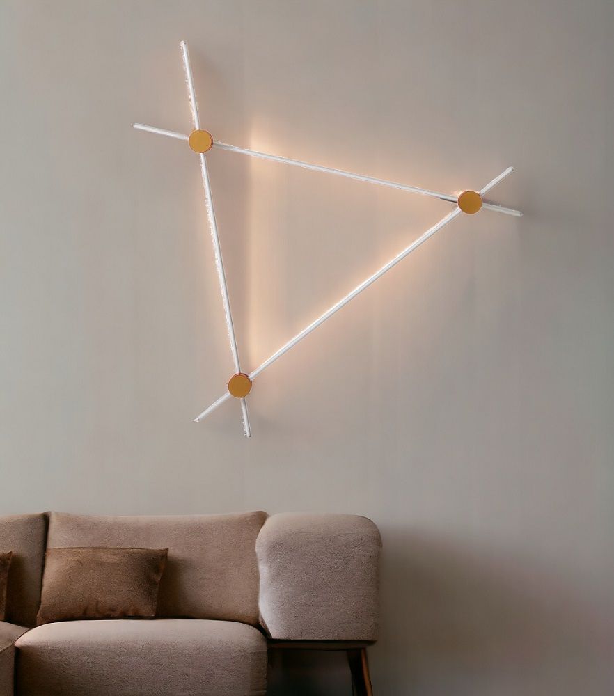 Eitie Triangle Wall Leuchte: Moderne LED Wandlampe in Dreiecksform mit goldenen Akzenten.