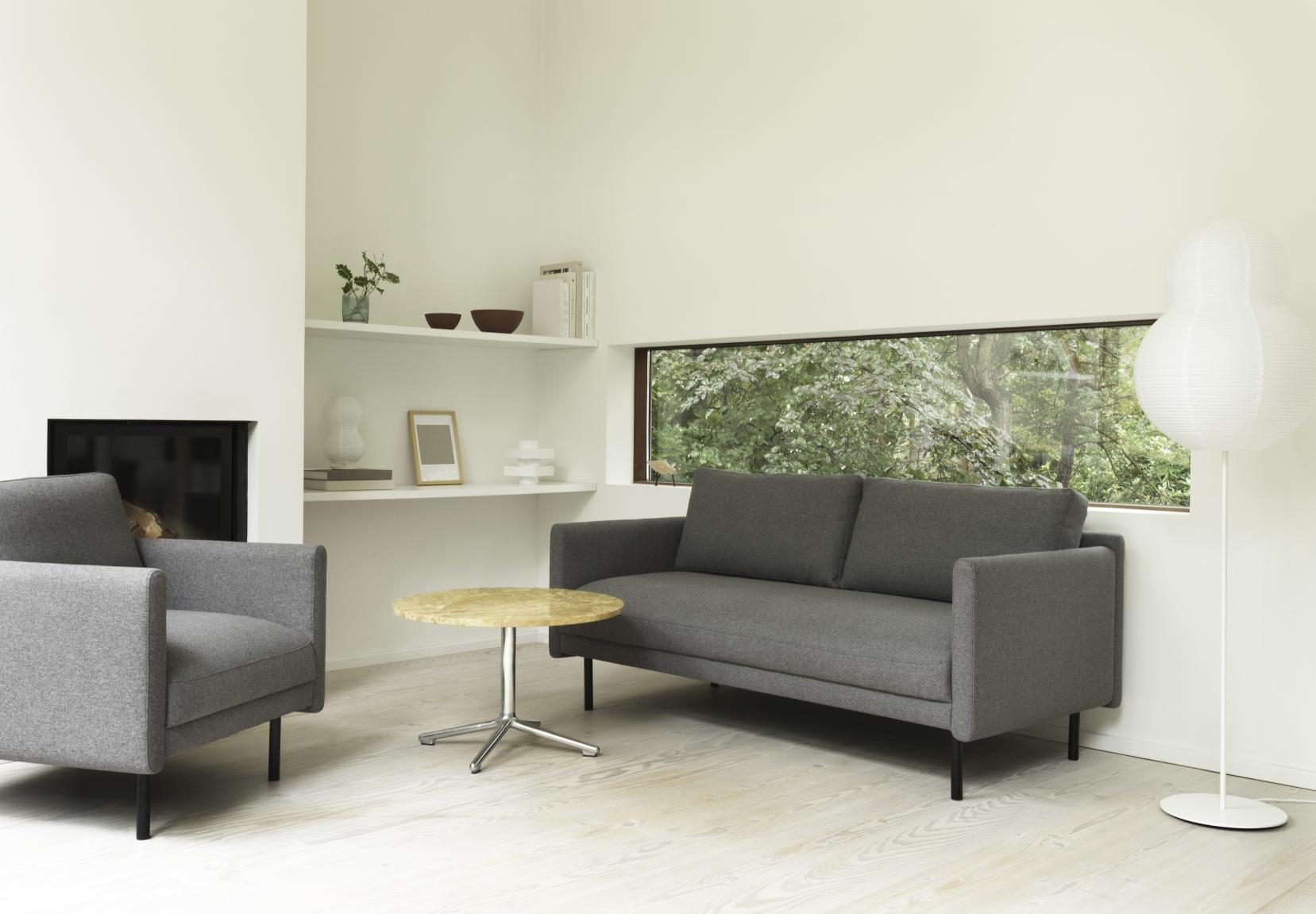 Grauer Normann Copenhagen Lounge Chair Sessel und Sofa in modernem Wohnzimmer mit Holztisch.