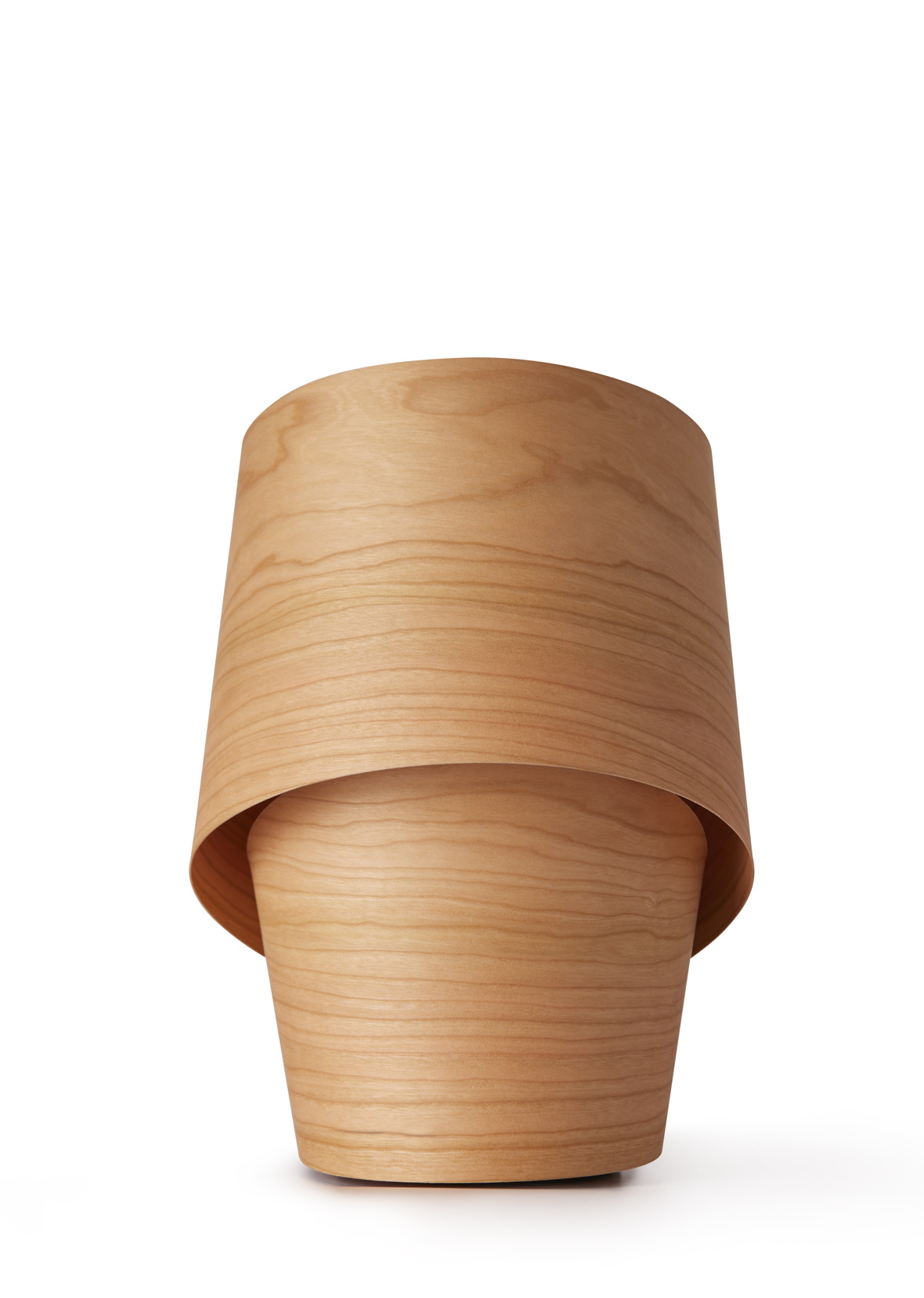 Nahaufnahme der Tiny Tischleuchte von LZF Lamps aus hellem Holzfurnier, modernes Design.