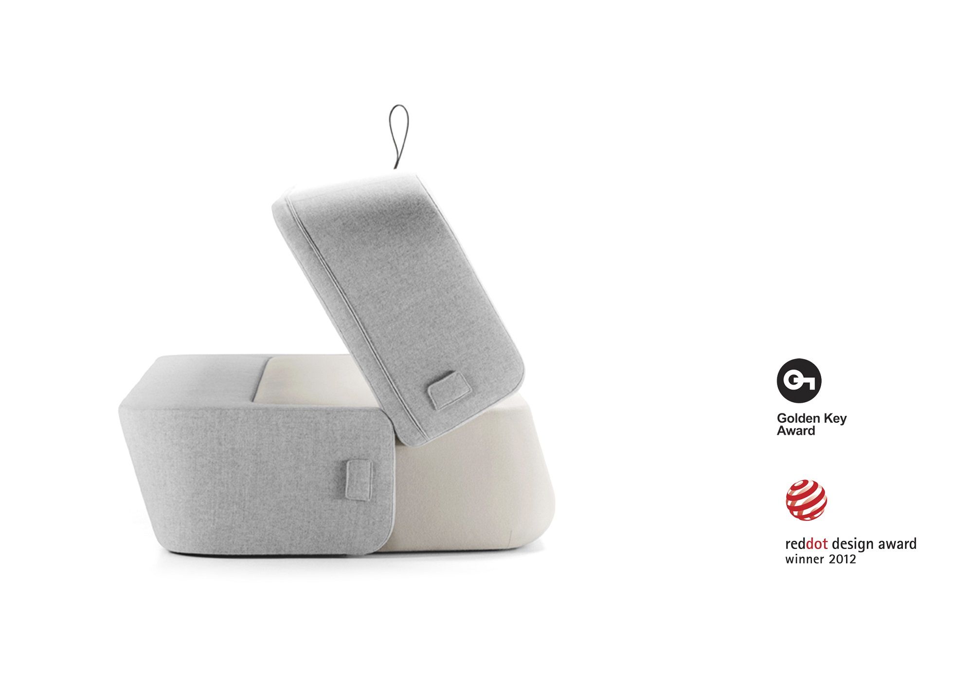 Graues Revolve Schlafsofa von Prostoria, teilweise geöffnet, zeigt die Schlaffunktion und modernes Design.