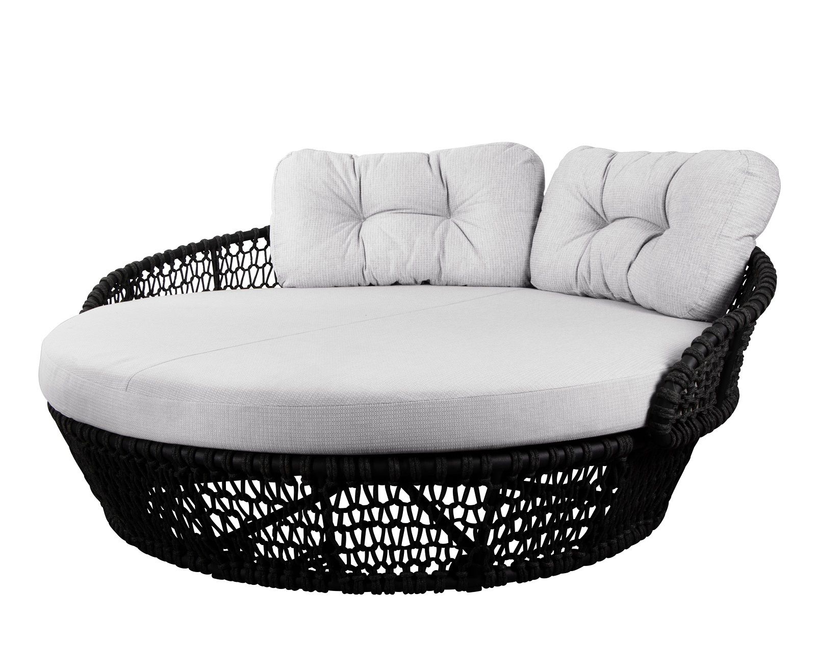 Ocean Daybed von Cane-Line: Großes, rundes Outdoor-Daybed mit schwarzem Seilgeflecht und hellgrauen Kissen.