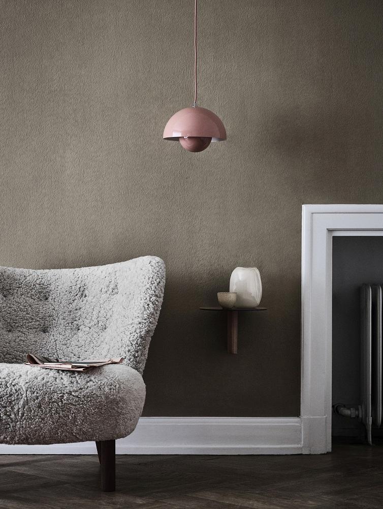 Little Petra Sessel von &Tradition in Walnuss und Moonlight Farbe, gemütlicher Lounge Sessel.