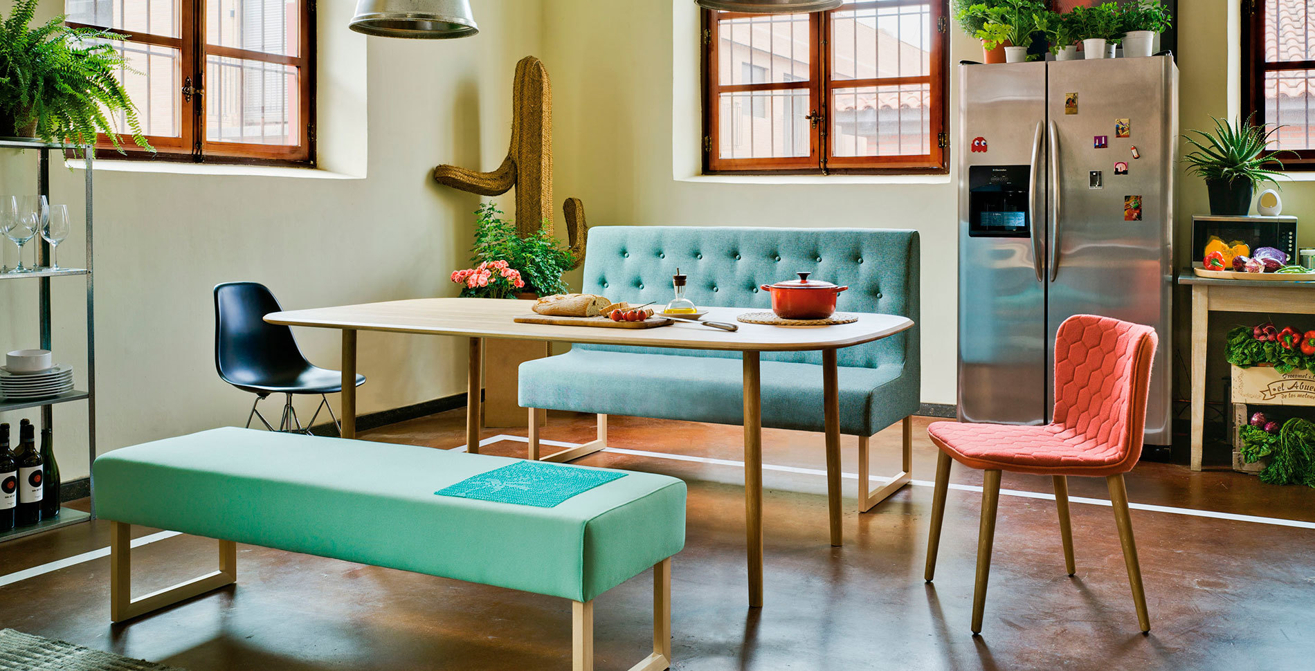 Helles Esszimmer mit Menu Bank Sitzbank, Esstisch und Stühlen in verschiedenen Farben.