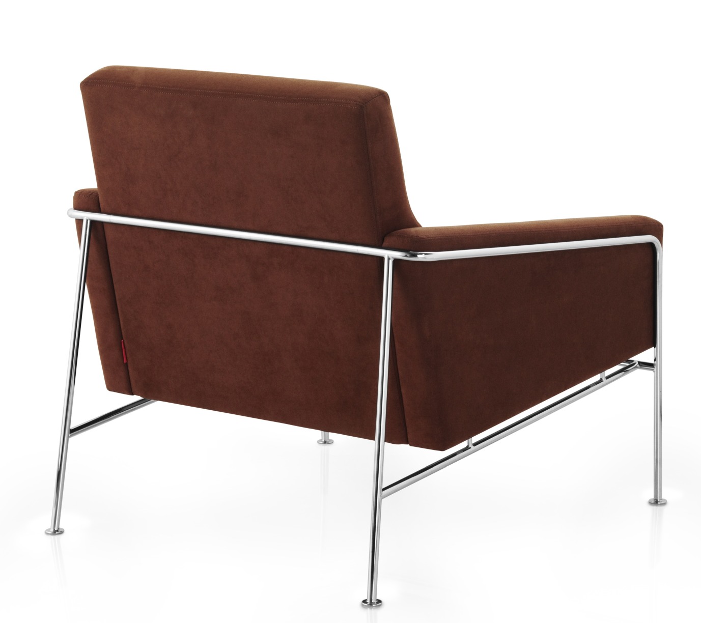 Rückansicht des braunen Fritz Hansen Serie 3300 Sessels mit verchromtem Stahlgestell.