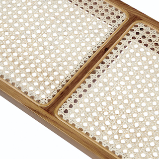 Detailaufnahme der Le Roi Bank von NORR11: Holzrahmen mit Wiener Geflecht Sitzfläche. Design Sitzbank.