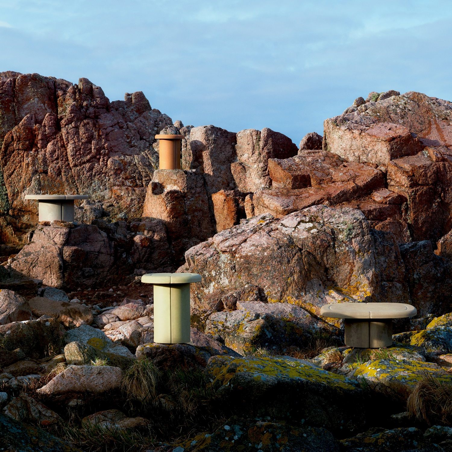 Alder Lounge Table: Quadratischer Couchtisch für drinnen und draußen, platziert auf Felsen.