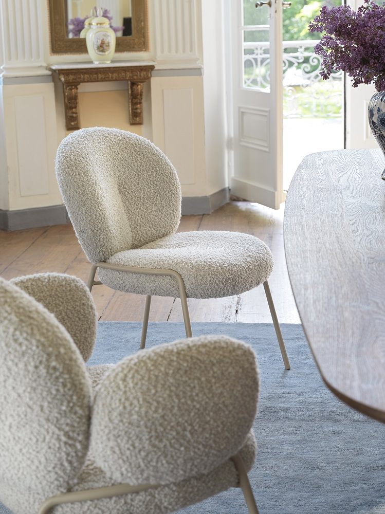 Nana Chair Stuhl von Freifrau Manufaktur mit beigem Bouclé-Bezug und filigranem Metallgestell.