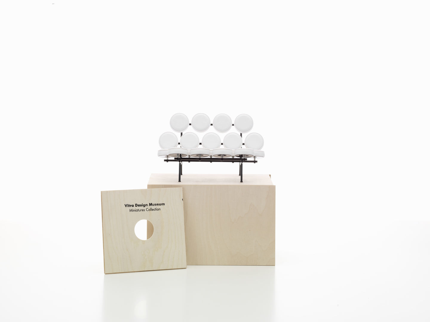 Miniatur Marshmallow Sofa von Vitra, Designklassiker mit weißen Polstern auf schwarzem Gestell.
