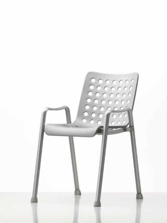 Silberner Landi Stuhl mit Armlehnen und gelochter Rückenlehne, ein moderner Designklassiker für Wohnen und Büro.