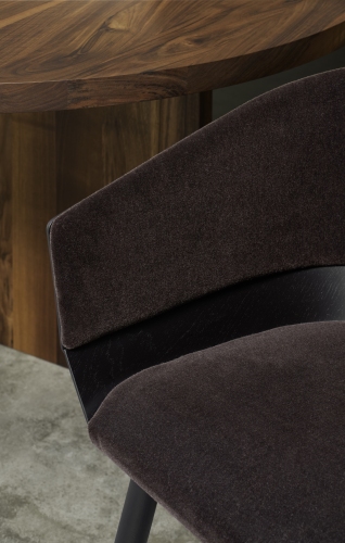 Detailansicht: CH04 Houdini Stuhl e15 mit braunem Stoffbezug und dunklem Holzrahmen. Designstuhl.