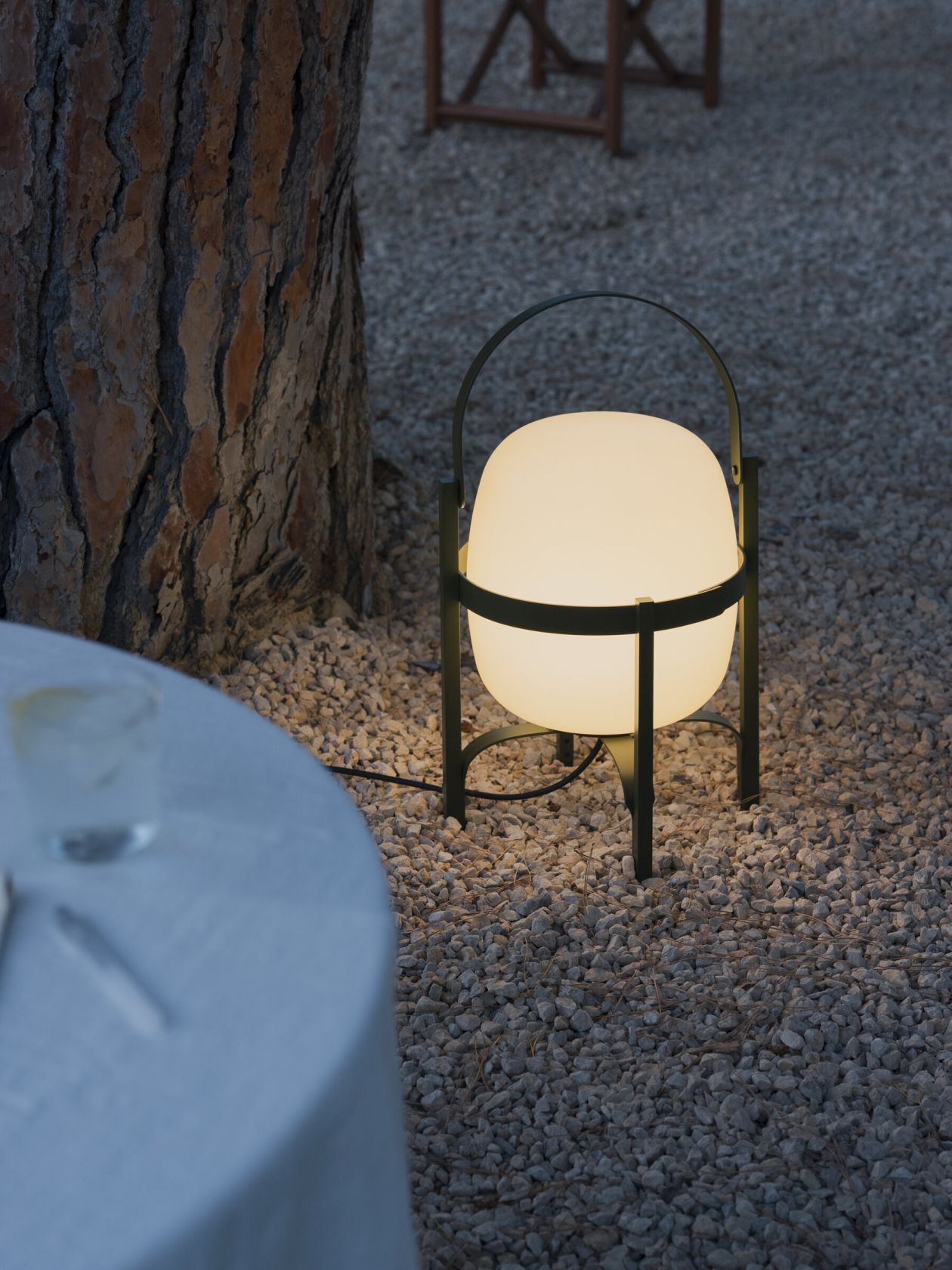 Cesta Outdoor Tischleuchte von Santa & Cole in Schwarz, stimmungsvolle Gartenbeleuchtung.