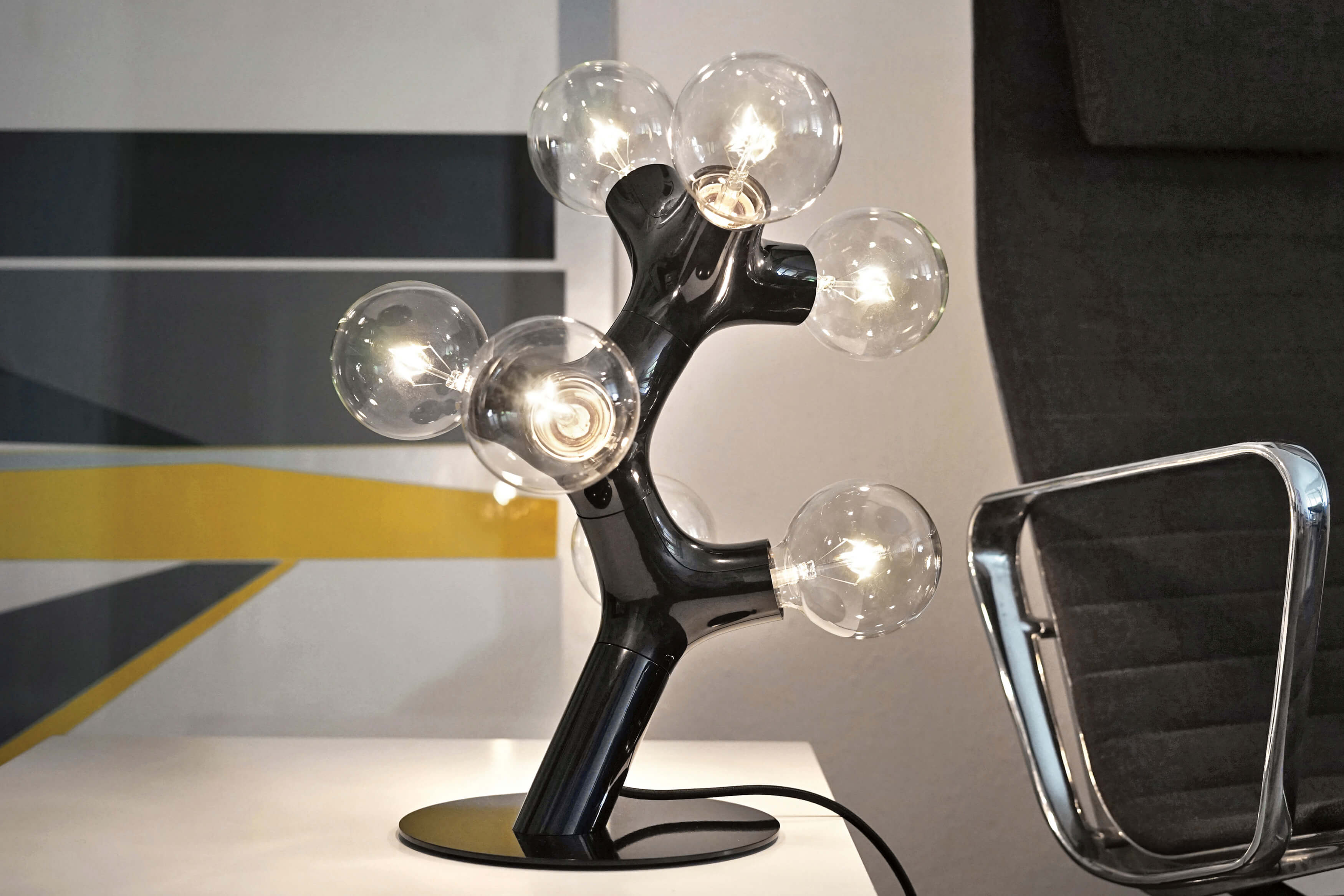 Schwarze DNA Tischleuchte mit sieben Glühbirnen, moderne Designlampe für Wohnzimmer und Büro.