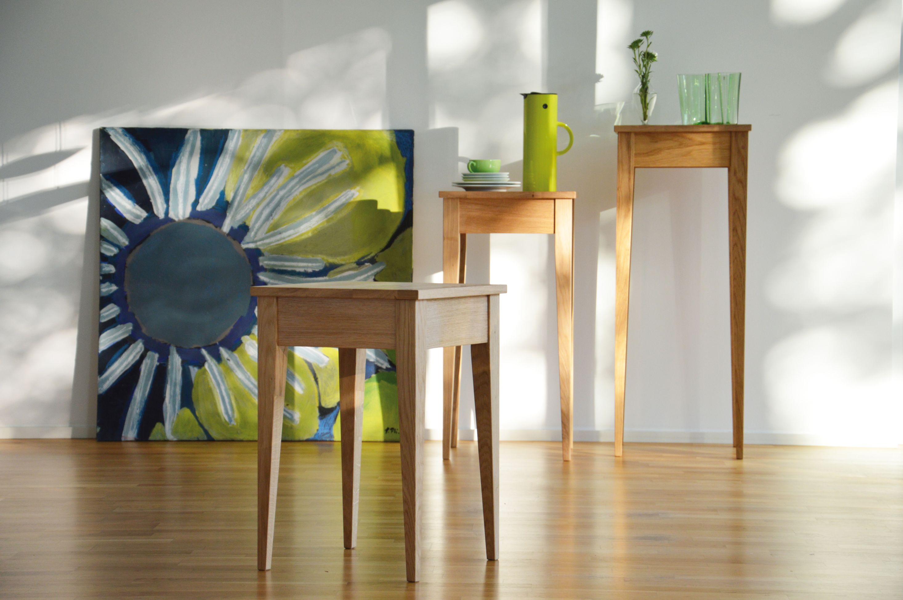 Bonny Beistelltisch von Jan Kurtz aus hellem Holz, minimalistisches Design mit drei Beistelltischen im Raum.