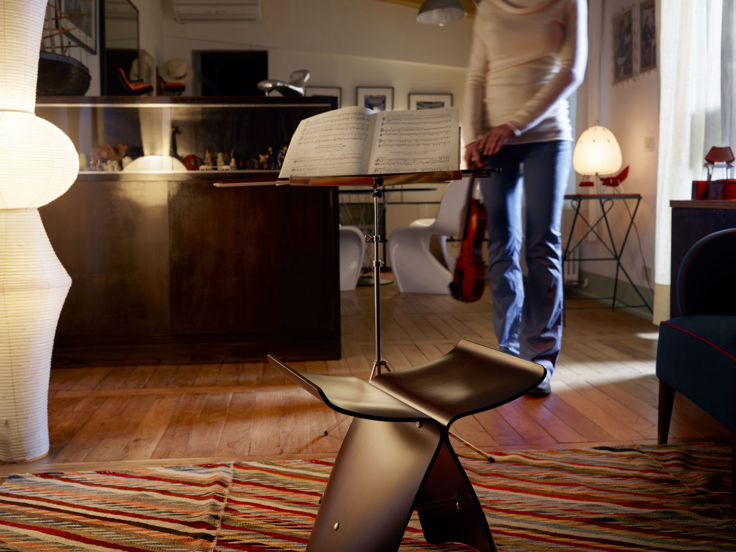 Nahaufnahme des Vitra Butterfly Stool Hockers aus Palisander in einem Wohnzimmer.