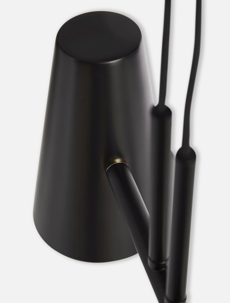 Detailaufnahme der schwarzen Cono Pendelleuchte von Woud mit zwei Lampenschirmen und Kabeln.