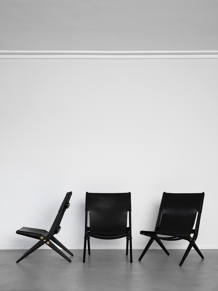 Drei Saxe Stühle von by Lassen: Eiche schwarz gebeizt mit schwarzem Leder. Designklassiker.