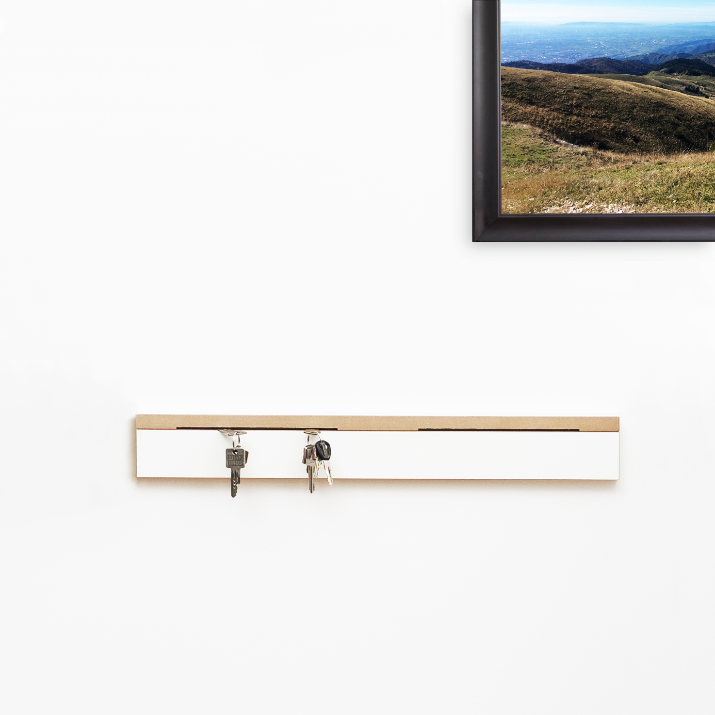 Grad Schlüsselbrett Tojo an weißer Wand mit Schlüsseln. Modernes Design für Flur und Eingangsbereich.