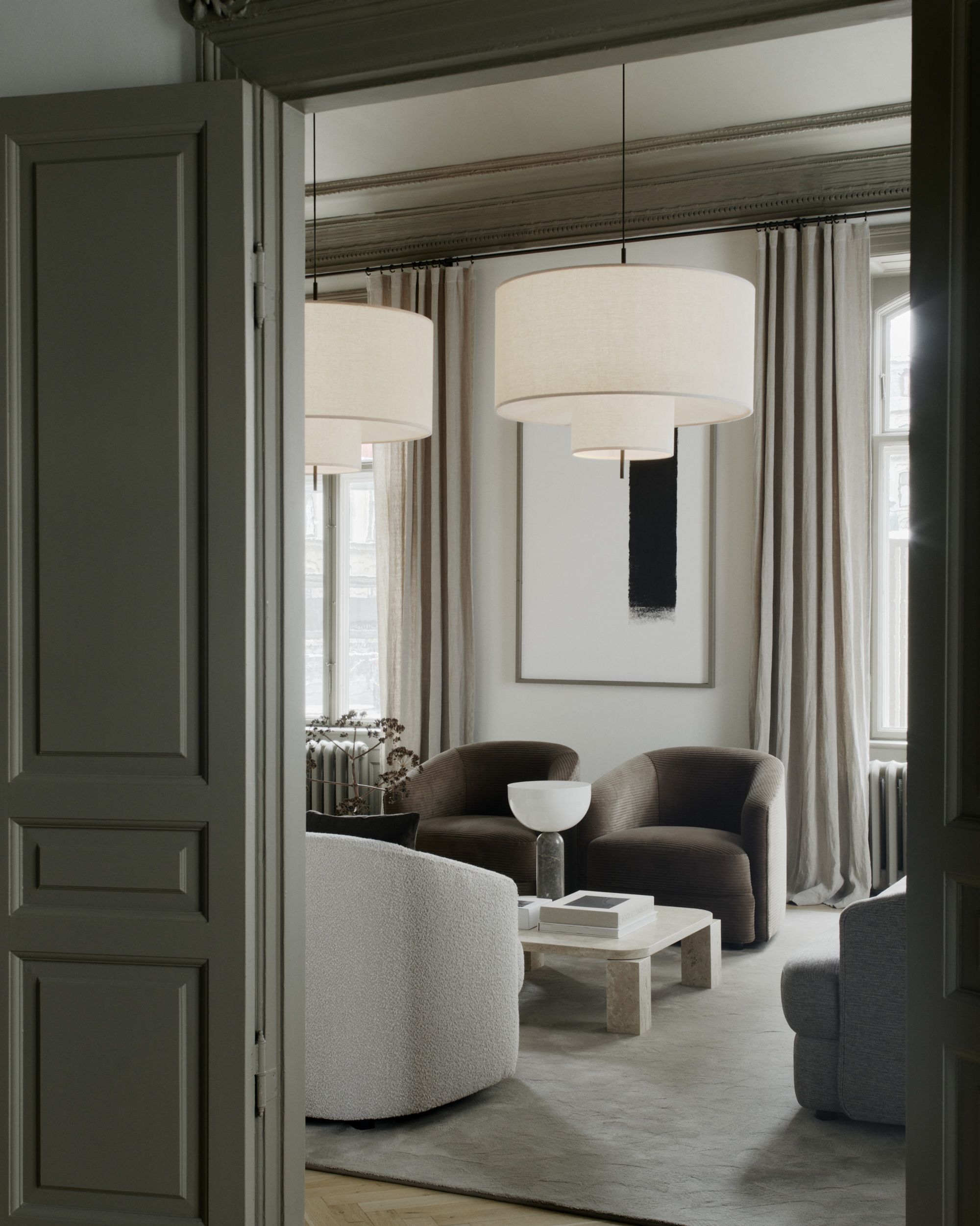 Wohnzimmer mit Atlas Coffee Table aus Travertin von New Works, quadratischer Couchtisch.